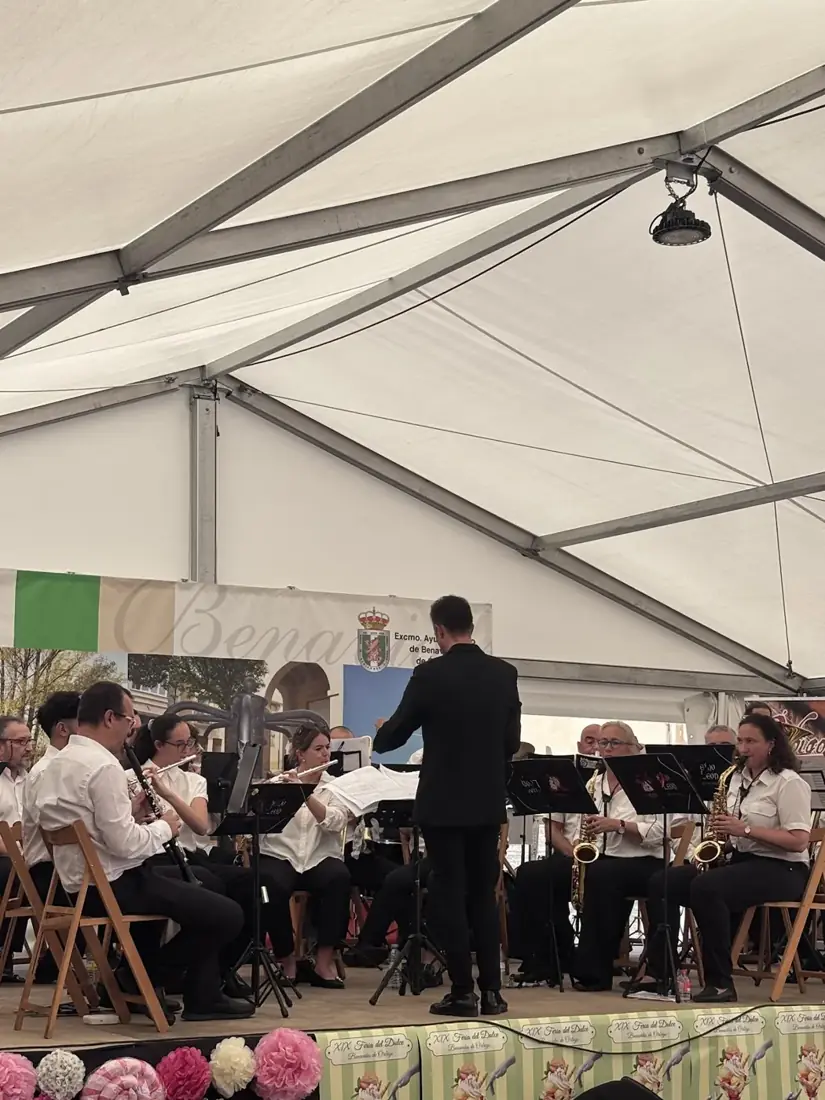 El director al frente de la Banda durante un concierto bajo una carpa