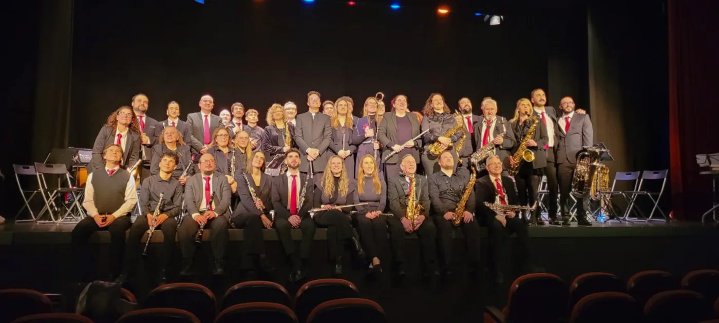 Foto de grupo de la Banda Reino de León sobre un escenario
