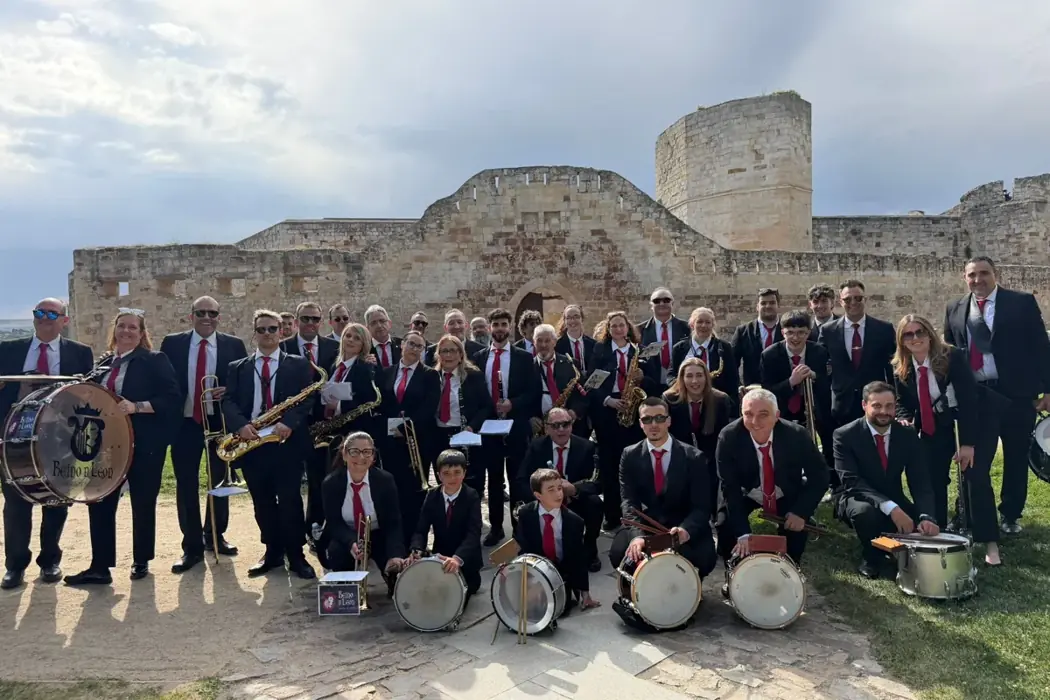 Foto de grupo de la Banda Reino de León junto a un castillo