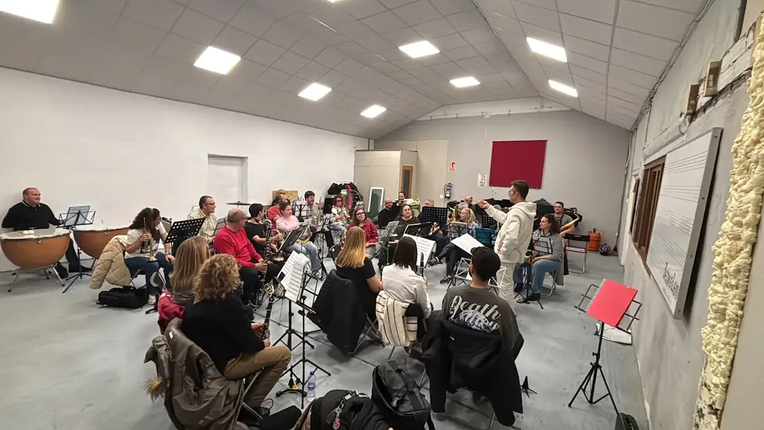 Vista general de los músicos de la Banda ensayando juntos en su local